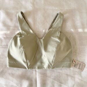 Lululemon Luxtreme V-Neck Train Bra Medium Support C/D Cup
Light Sage
Size 8